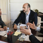 El Langui, con el consejero de Transportes de Madrid, Pedro Rollán,  y el viceconsejero Jesús Valverde, en la reunión que han mantenido para crear una regulacion que garantice el derecho al acceso de sillas de ruedas motorizadas a los autobuses.-EFE / FERNANDO VILLAR
