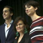 La vicepresidenta del Gobierno, Carmen Calvo, junto a los hijos de Concha Garcia Campo, Lorenzo y Berta, en la presentación del libro sobre la periodista.-DAVID CASTRO