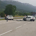 Los ocupantes de varios vehículos trataron de ayudar a las dos personas accidentadas en la CL-629 a la altura de Merindad de Montija.-ECB