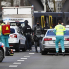 Miembros de los servicios de emergencias acuden a la plaza del 24 de Octubre de Utrecht.-EFE