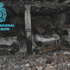 Estado en el que quedaron los tres vehículos calcinados por el incendio en el garaje de la plaza San Bruno.-ECB