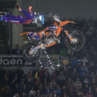 Uno de los participantes suelta la moto en el aire.-SANTI OTERO