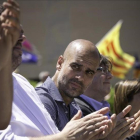 Pep Guardiola, entre Carles Puigdemont y Oriol Junqueras, este domingo, en la manifestación de la ANC, Òmnium y la AMI.-JOAN CORTADELLAS