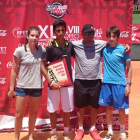 Álvarez posa con el trofeo junto al equipo del CT El Cid, ayer, en Albacete.-ECB