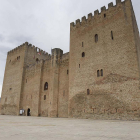 El emblema del pueblo es su imponente alcázar, conocido como las Torres.  R.   OCHOA