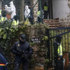 Agentes de la Policía Nacional en la vivienda donde fue detenido Mehdi Kacem.-JUAN HERRERO