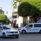 Dos taxistas realizan servicio en la parada de Plaza del Mío Cid. SANTI OTERO