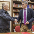 Pablo González Cámara (i.) y Emilio de Domingo sellaron la renovación del convenio en la sala de investigadores.-Santi Otero