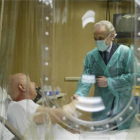 Josep Carreras, en una imagen de archivo, en la sala de trasplantes del Hospital Clínic.-ALBERT BERTRAN