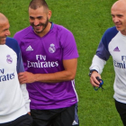 Zidane bromea junto a Zidane y a David Bettoni, uno de sus ayudantes, en el último entrenamiento del Madrid en Montreal.-EFE / ANDRE PICHETTE