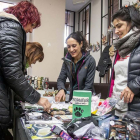 Proanbur organizó ayer, en la cafetería Invernalia, un mercadillo solidario para recaudar fondos destinados al tratamiento veterinario de los perros rescatados.-SANTI OTERO