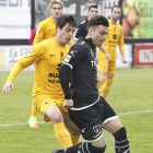 Ramiro, una de las novedades en el once de ayer, presiona al delantero del Lealtad David Grande.-ÁNGEL GONZÁLEZ