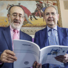 Palacios (izq) y López (dcha) posan con un ejemplar de la publicación.-S. O.