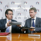 Alfonso Murillo y Javier Lacalle durante la firma de los convenios de colaboración.-RAÚL G. OCHOA