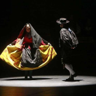 ‘Mañana voy a Burgos’ trazó un recorrido por las danzas de la provincia burgalesa en el Fórum.-Raúl Ochoa