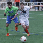 Germán cuerpea con un rival en un partido en San Amaro-Santi Otero