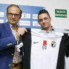 Jonathan Valle posa con la camiseta del Burgos CF junto al presidente del club, Juan Carlos Barriocanal.-Raúl G. Ochoa