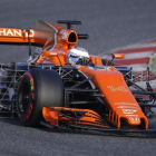 Al McLaren-Honda de Alonso le instalaron unos paneles de sensores aerodinámicos hoy en Montmeló.-AP