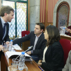 El alcalde, Javier Lacalle, charla con el portavoz del grupo socialista, Daniel de la Rosa.-RAÚL G. OCHOA
