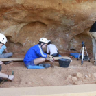 Los voluntarios excavan en el yacimiento Galería.-Raúl Ochoa