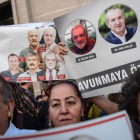 Manifestación en Estambul en julio del 2017 en apoyo a los periodistas del periódico Cumhuriyet, condenados hoy a prisión bajo cargos de terrorismo.-/ OZAN KOSE (AFP)