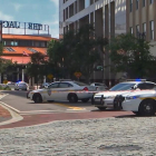 Coches de policía cerca de la zona del tiroteo en Jacksonville.-AFP