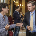 El alcalde, Javier Lacalle, y el presidente de los libreros, Álvaro Manso, durante la firma del convenio que unifica las ayudas anuales.-RAÚL G. OCHOA