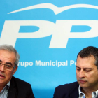 Los portavoces del Grupo Popular en el Ayuntamiento de Ponferrada, Juan Elicio Fierro (I), y Reinér Cortés (D), durante la rueda de prensa de esta mañana en el despacho municipal-Ical