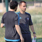 Borja Jiménez dialoga con Rúper durante un entrenamiento.-@CDMIRANDES