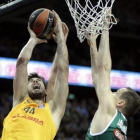 Tomic, del Barça, y Jankunas, del Zalgiris, en el reciente partido de Euroliga de los dos equipos.-EFE / VALDA KALNINA