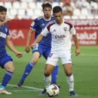 Fran García presiona al jugador del Albacete Fuster. LALIGA