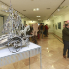 La escultura de Cristino Díez domina en la primera estancia del Principal.-ECB