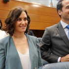 La candidata del PP a la presidencia de la Comunidad de Madrid, Isabel Díaz Ayuso, junto a sus socios: la líder de Vox, Rocío Monasterio, y de Cs, Ignacio Aguado.-JOSÉ LUÍS ROCA