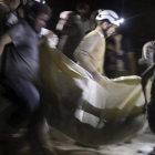 Efectivos de la Defensa Civil llevan a una de las personas heridas en el ataque.-REUTERS / ABDALRHMAN ISMAIL