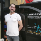 Abraham Jiménez posa en el centro de Fuentecillas de Fundación Aspanias.-RAÚL G. OCHOA