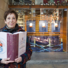 Pilar Alonso Castro muestra su voluminosa tesis doctoral, animada con ilustraciones de la propia editorial, en la puerta de la librería de la Plaza Mayor.-Raúl Ochoa