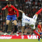 Álvaro Morata disputa un balón ante el defensa de la selección de Inglaterra Nathaniel Clyne.-EFE