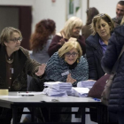 Miembros de una mesa electoral abren los sacos con las papeletas del referéndum.-EFE / MASSIMO PERCOSSI