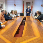 En la reunión con Sáiz, los responsables médicos recibieron una llamada confirmando que un médico cubriría el servicio.-ECB