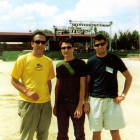 Ajenjo, Floren (guitarra de Los Planetas) e Iván Izquierdo (coordinador de infraestructuras).-S. Vicario