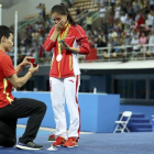 La china He Zi acepta la petición de matrimonio de su novio tras ganar plata.-STEFAN WERMUTH