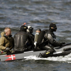 Buzos del Comando de Defensa de Dinamarca durante las labores de rescate del cadáver hallado este martes en Koge Bugt cerca de Amager en Copenhague (Dinamarca).-EFE