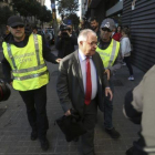 Andreu Viloca, extesorero de CDC, con agentes de la Guardia Civil durante el registro de la sede, en octubre pasado.-DANNY CAMINAL