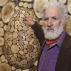 El artista local posa junto a una de sus instalaciones en madera.-SANTI OTERO