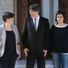 El president Carles Puigdemont y las diputadas de la CUP Mireia Boya y Anna Gabriel, en febrero.-RUBÉN MORENO