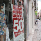 Algunas de las grandes cadenas nacionales del textil ya anuncian sus rebajas.-RAÚL OCHOA