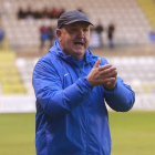 Manix Mandiola aplaude una acción de sus jugadores durante un encuentro en El Plantío-Raúl G. Ochoa