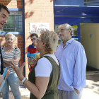 Ibañez conversa con representantes de la plataforma por el nuevo centro de salud de García Lorca.-RAÚL G. OCHOA