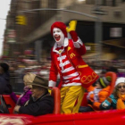 Ronald, el 'clown' de McDonald's, saluda a la multitud durante un desfile de Acción de Gracias, en Nueva York, el 26 de noviembre del 2015.-AP / ANDRES KUDACKI