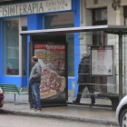 Parada de autobús sin adaptar en la calle San Pedro y San Felices.-RAÚL G. OCHOA